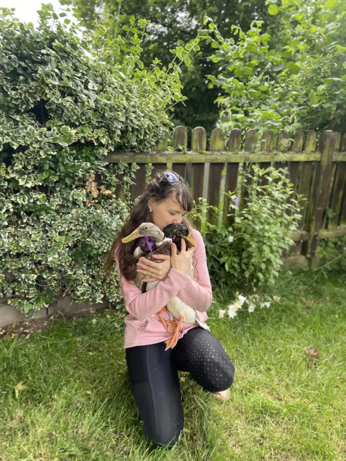 Mädchen mit Ente von Tierbegegnungshof-Herzensbande