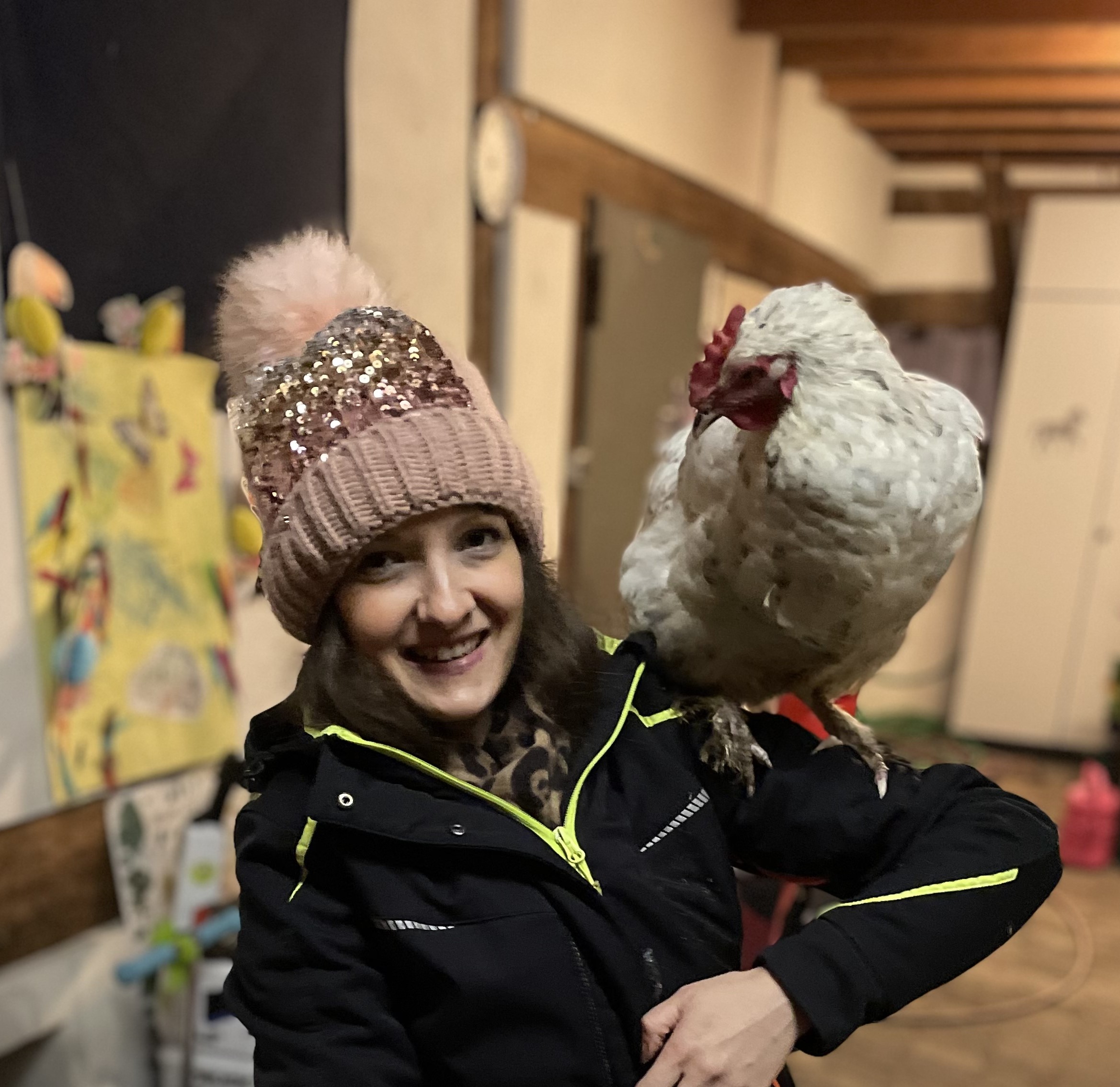 Mädchen mit Huhn auf dem Arm  von Tierbegegnungshof-Herzensbande