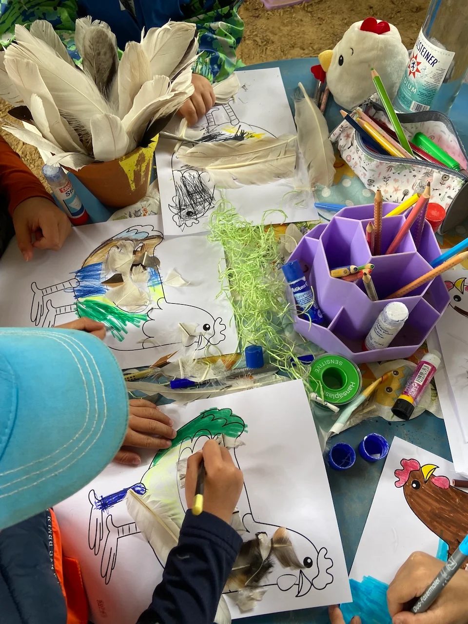 Tröstender älterer Mann mit Haustiertherapie